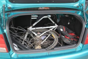 transporte de bicis en el maletero