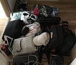 torby z ubraniami i akcesoriai domowymi