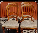 Cztery drewniane krzesła  x 4