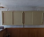 Küchenschrank x 1, Stühle (2 aufeinandergestapelt) x 1