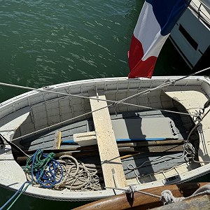 Small wooden boat / dinghy