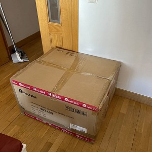 Cajas 21–30, Cama de matrimonio con colchón x 1, Escritorio pequeño x 1, Espejo de pie x 1, Tele gra