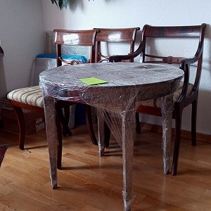 Mesa y 4 sillas x 1, Escritorio pequeño x 1, Sofá de dos plazas x 1