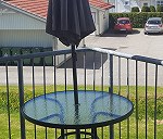 mały stolik z parasola i 4 skladane krzesla ogrodowe