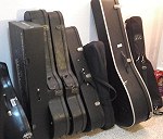 8 instrumentos musicales tipo guitarra, 6 cajas 40x40x60cm, 2 maletas