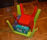Transport plastikowego stolika i dwóch krzesełek dla dzieci