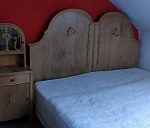 stara sypialnia (łóżko, 3 szafki, żyrandol)