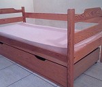 Dwa drewniane łóżka pojedyncze,składane, 2 szuflady  .