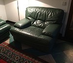 1 sofa, 2 sillones, 2 cajas y 2 cuadros
