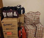 Un colchón doble, 9 cajas y bolsas de ropa y material de casa y dos maletas medianas
