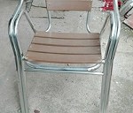 40 sillas apilables de aluminio y madera