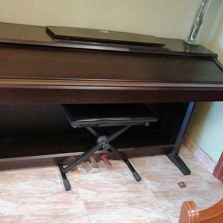Piano de pared Yamaha clavinova y banqueta