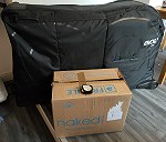 1 bicycle in an Evoc bikebox of 28kg and a cardboard box of 11kg