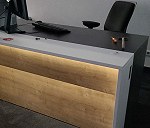 Biurko duże x 3, Krzesło biurowe x 3, Kontenerek pod biurko x 3, panel ścienny x 1, Szafa dwudrzwiow