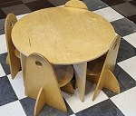Stolik z krzesełkami dla małych dzieci