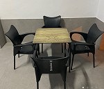 Mesa y 4 sillas x 1, Sombrilla de Jardín con su pie x 1